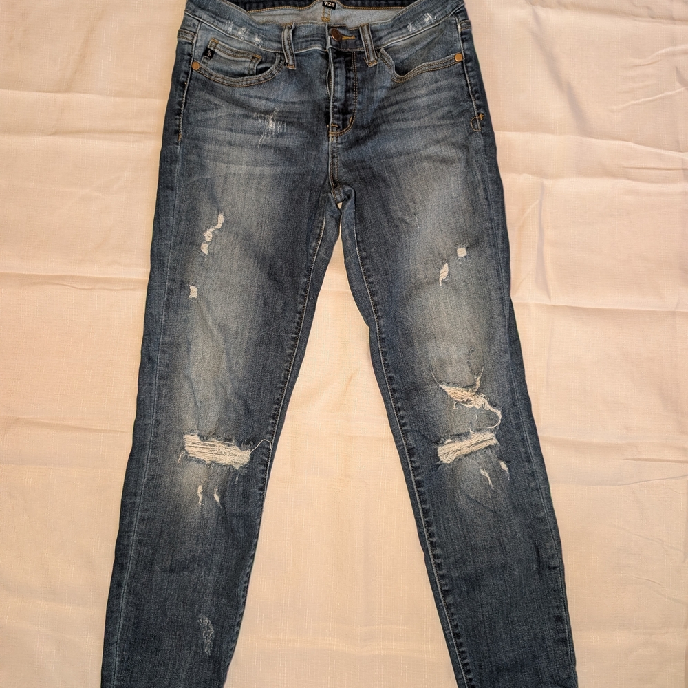 Judy Blue Distressed Boyfriend Jeans in Classic Blue